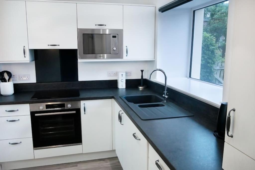 Central 2 Bedroom Luxury Home Close To River Ness Inverness Exterior photo