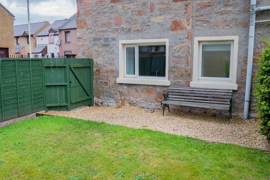 Central 2 Bedroom Luxury Home Close To River Ness Inverness Exterior photo